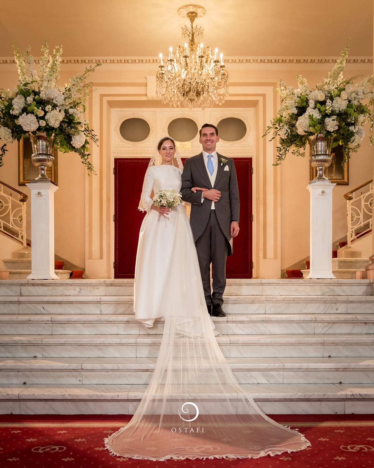 Principe Nicolae și Alina Maria a Rom&acirc;niei &icirc;n ziua nunții, 30 septembrie 2018, pe scările de la Casino Sinaia, &icirc;mbrăcați &icirc;n mire și mireasă