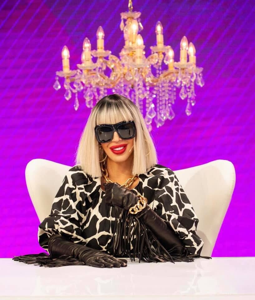 Raluca Bădulescu la masa juriului &bdquo;Bravo, ai stil&rdquo;, &icirc;mbrăcată &icirc;ntr-o rochie cu animal print, purt&acirc;nd mănuși de piele cu franjuri și ochelari de soare