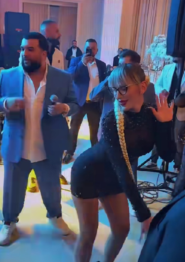 Dana Roba dans&acirc;nd provocator l&acirc;ngă Tzancă Uraganu, la o petrecere la care s-a &icirc;mbrăcat &icirc;ntr-o rochie neagră, scurtă, cu paiete și și-a prins părul &icirc;ntr-o coadă &icirc;mpletită