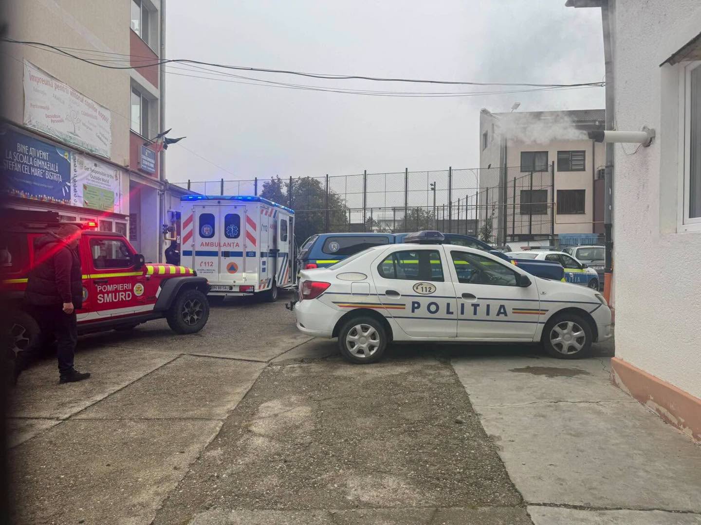 Mașina de poliție, pompierii smurd și ambulanța sosite la Școala Gimnazială „Ștefan cel Mare” din Bistrița după atacul elevului de 13 ani care a înjunghiat o profesoară și un coleg.