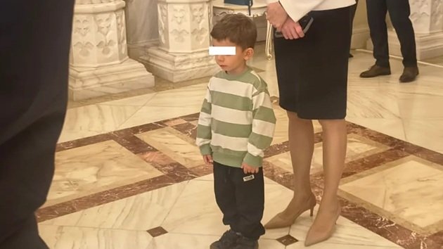 Antim la&nbsp;la ceremonia de &icirc;nvestire a noului Guvern, la Palatul Cotroceni, urmărind cu atenție ce se &icirc;nt&acirc;mplă &icirc;n sală, &icirc;mbrăcat &icirc;n pantaloni &icirc;nchiși la culoare și un pulover cu dungi verzi și albe