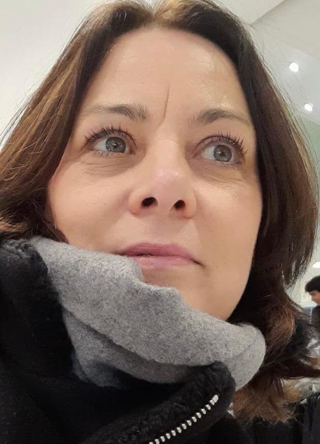 Jurnalista Lucia Efrim &icirc;mbrăcată &icirc;ntr-o jachetă neagră, groasă, cu un fular gri, gros, &icirc;n jurul g&acirc;tului și machiată discret, făc&acirc;ndu-și un selfie &icirc;n timp ce privea &icirc;ntr-o parte, evit&acirc;nd obiectivul camerei
