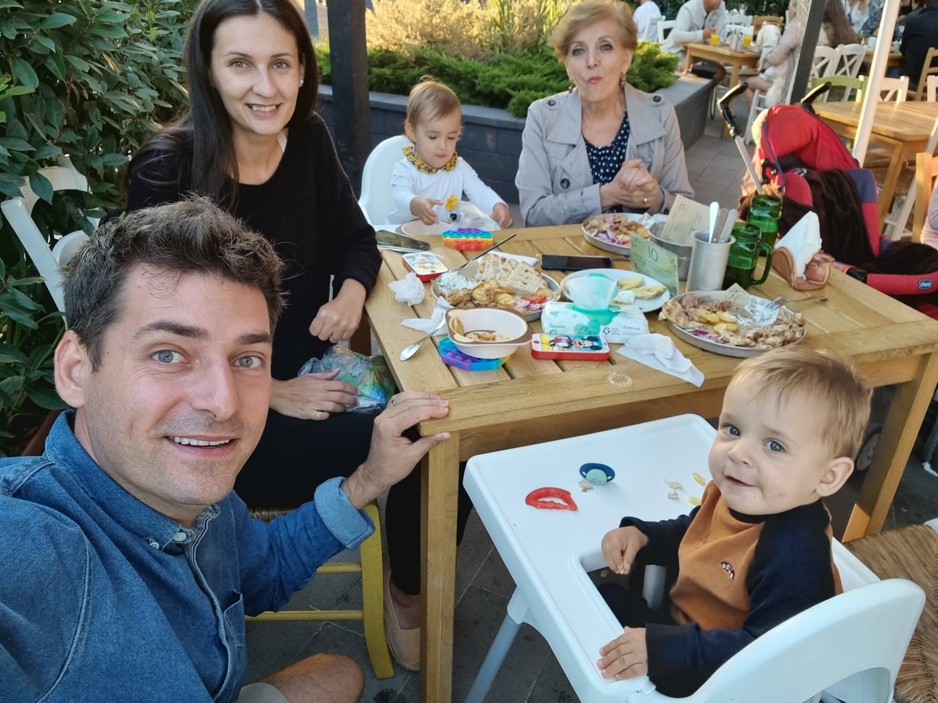 Romica Jurca alături de fiu, noră și nepoți, la masa unui restaurant, m&acirc;nc&acirc;nd &icirc;mpreună, &icirc;n familie