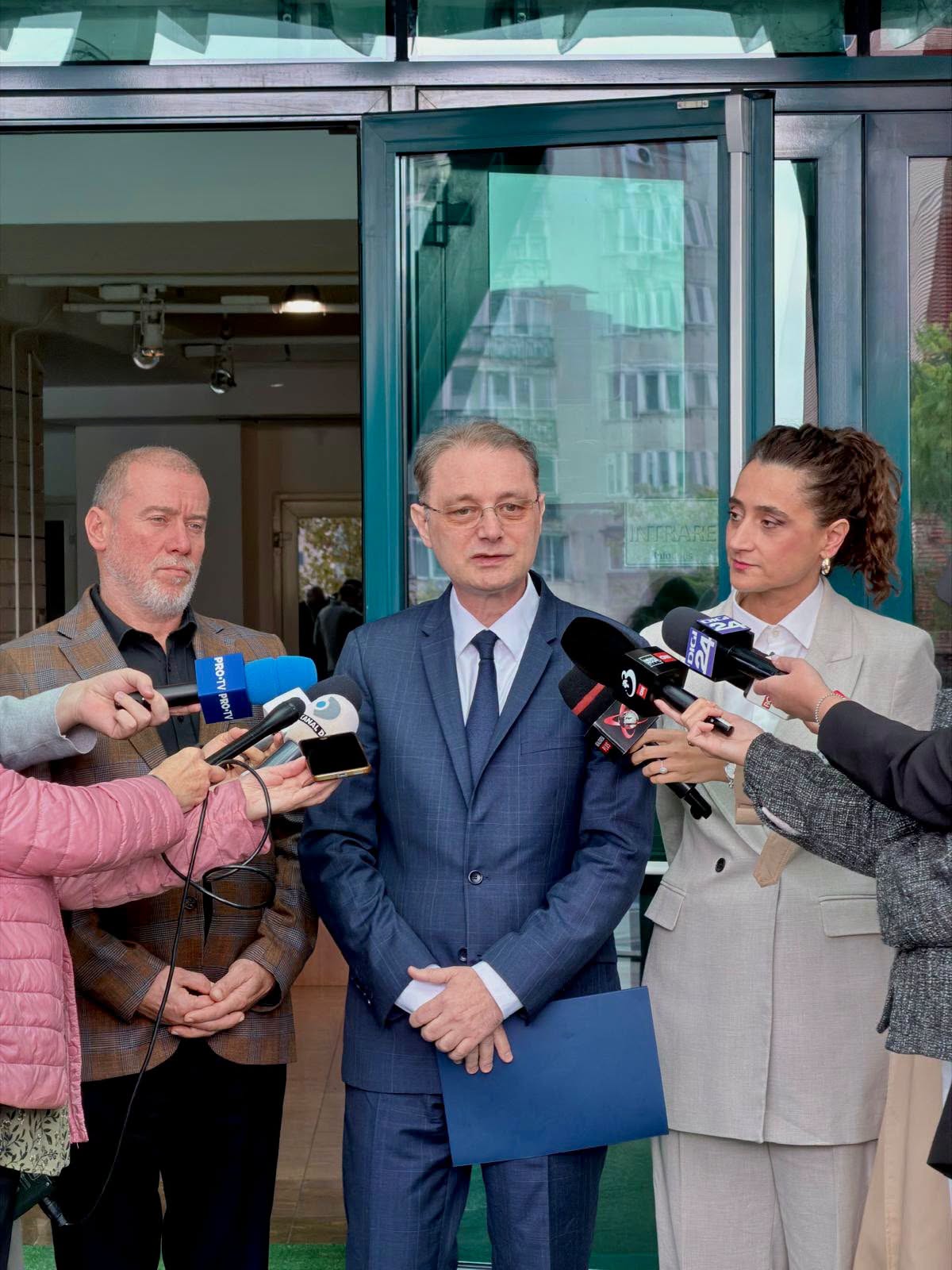 Demeter Andr&aacute;s Istv&aacute;n, Luca Niculescu și Ioana Ciocan &icirc;n fața Ministerului Culturii, vorbind cu presa după numirea Ioanei Ciocan &icirc;n funcția de ministru al Culturii