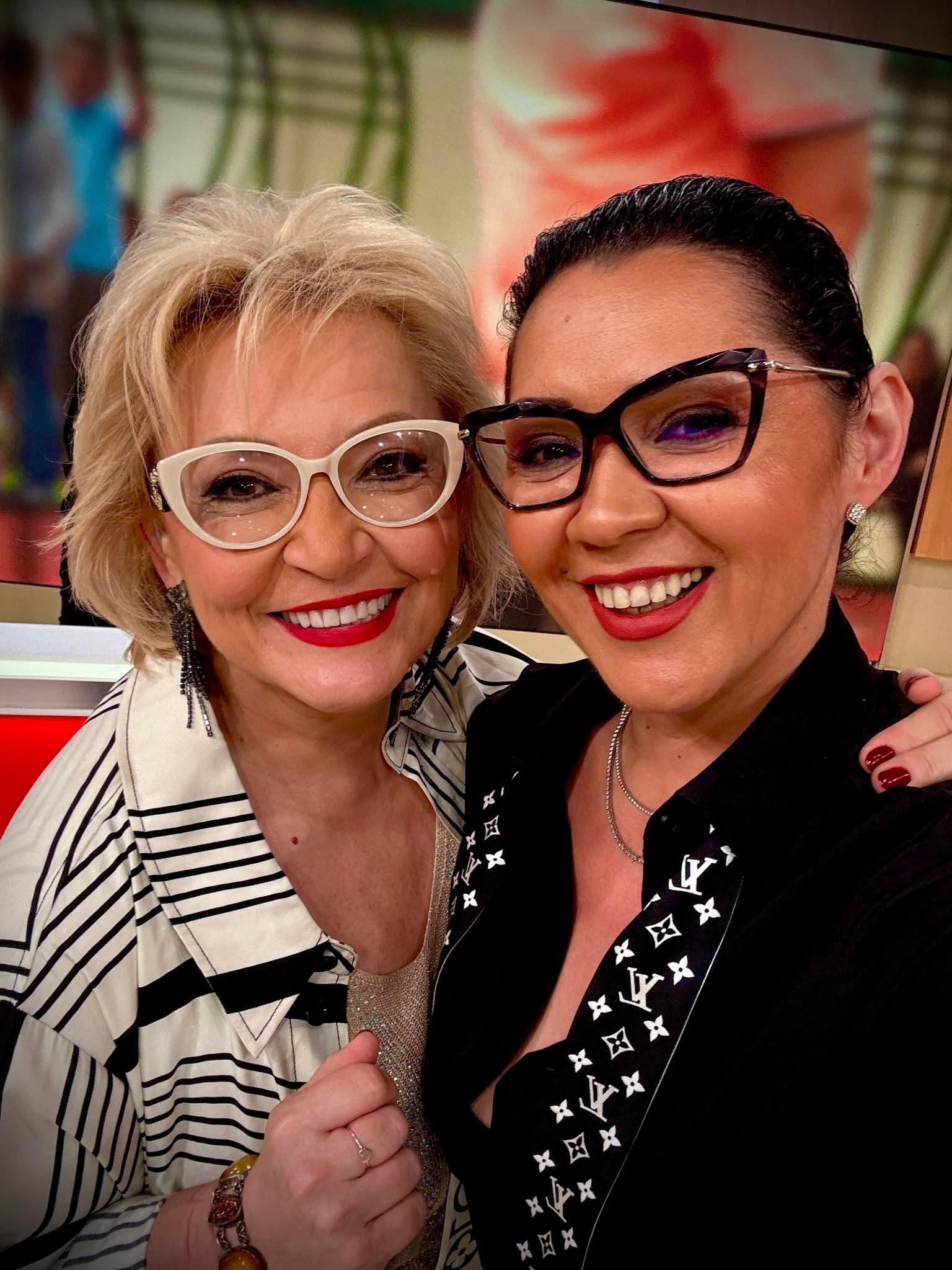 Minodora și Mihaela Tatu zâmbitoare, făcându-și un selfie împreună, în timp ce prezentatoarea o ținea de gât pe cântăreață