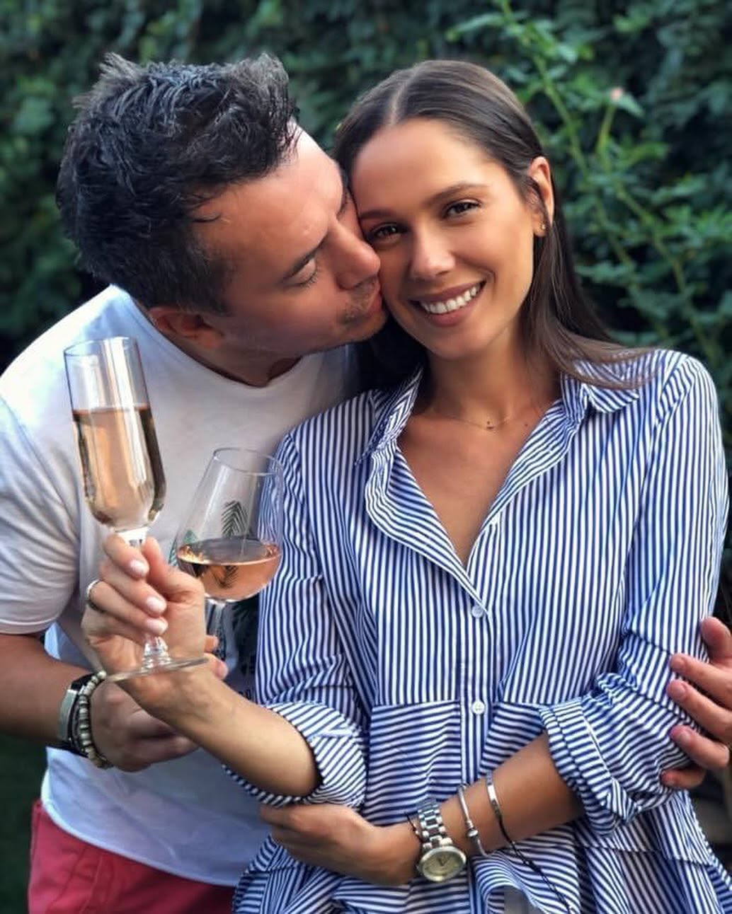 Irina Fodor &icirc;mbrățișată și sărutată de soțul ei,&nbsp;Răzvan Fodor, &icirc;n timp ce am&acirc;ndoi țineau &icirc;n m&acirc;ini pahare cu alcool