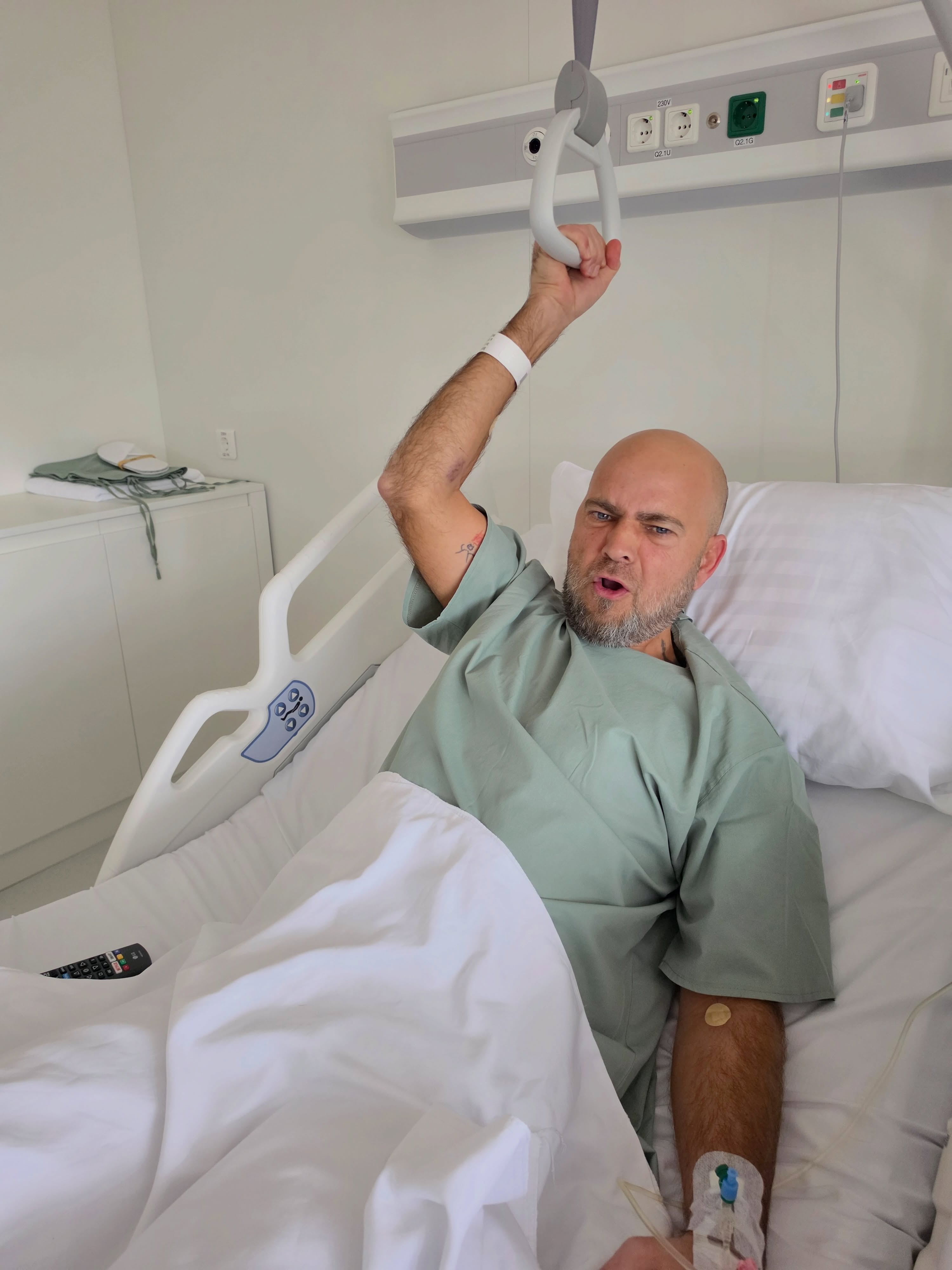 Cosmin Seleși pe patul de spital, str&acirc;mb&acirc;ndu-se cu umor pentru a face o fotografie amuzantă după operația prin care a trecut