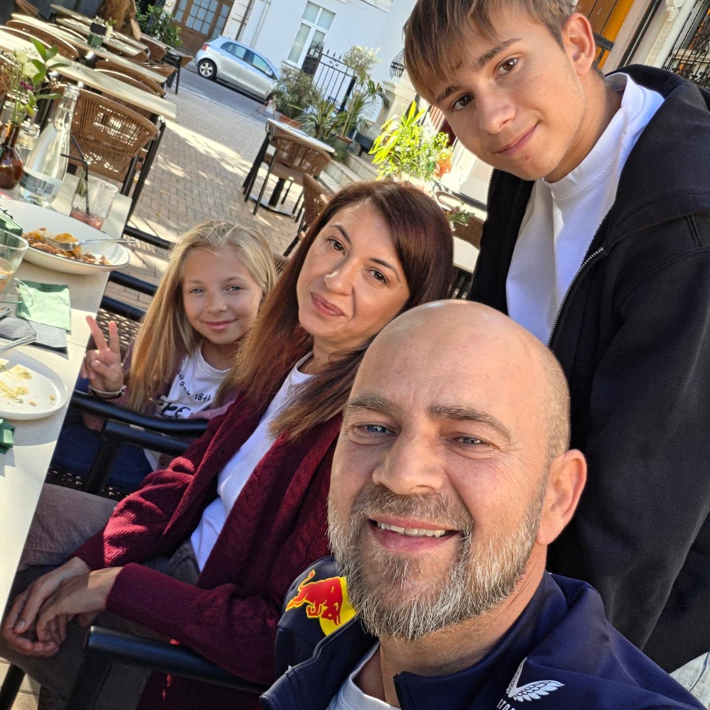 Cosmin Seleși alături de soție și copii, pe terasa unui restaurant, lu&acirc;nd masa &icirc;mpreună