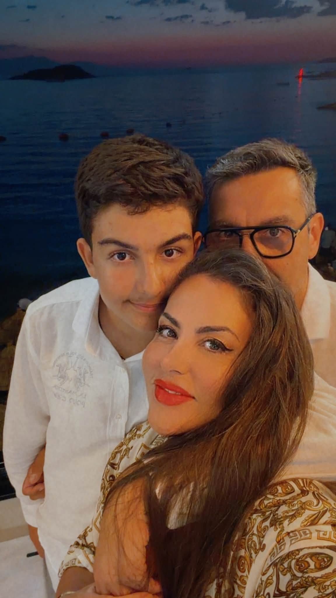 Cristi Brancu și Oana Turcu alături de fiul lor, Tudor, z&acirc;mbitori, făc&acirc;ndu-și o fotografie &icirc;mpreună pe plajă, la apus