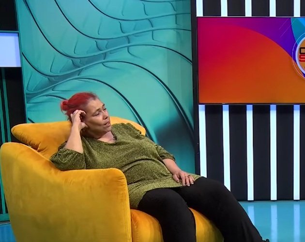Ioana Tufaru &icirc;n platoul emisiunii  &bdquo;Online Story by Cornelia Ionescu&rdquo;, st&acirc;nd &icirc;ntinsă pe un fotoliu galben muștar, &icirc;n timp ce purta o pereche de pantaloni negri și o bluză verde cu sclipici