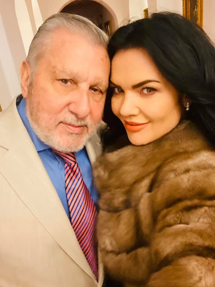 Ioana și Ilie Năstase apropiați și &icirc;mbrățișați, făc&acirc;ndu-și o fotografie &icirc;mpreună, &icirc;n timp ce ea purta o haină de blană, iar el un sacou crem, o cămașă bleu și o cravată colorată cu dungi