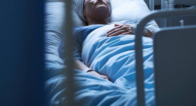 femeie pe pat de spital