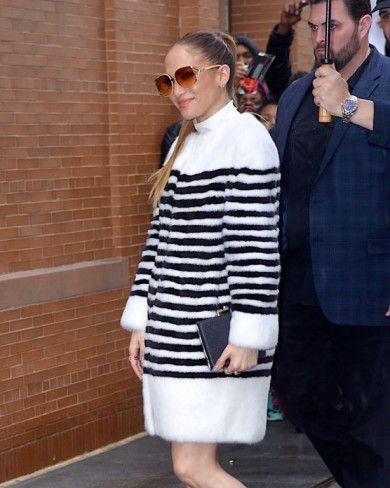 Jennifer Lopez in haina de blana cu dungi