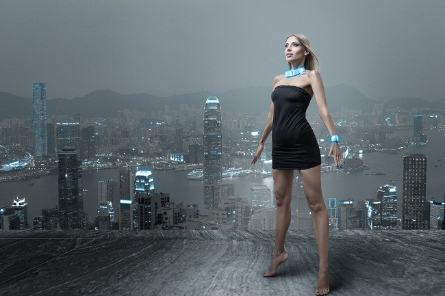 Femeie in rochie neagra in decor futurist