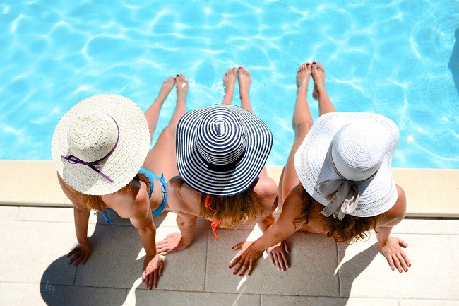 Tinere in costum de baie la piscina