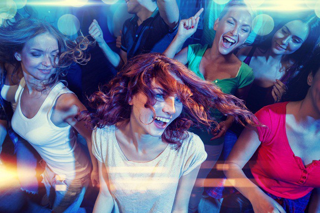 Tineri in club, la petrecere