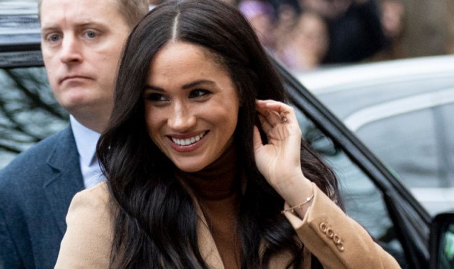 Meghan Markle cu mainile in par