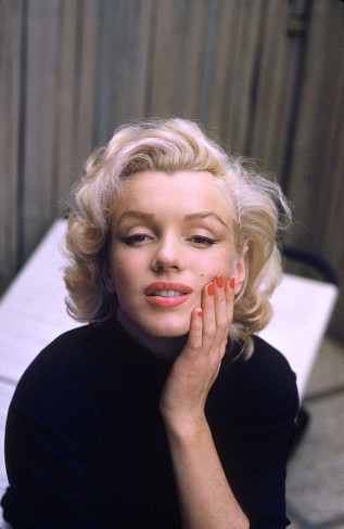 Marylin Monroe, cu o coafura specifica anilor 60