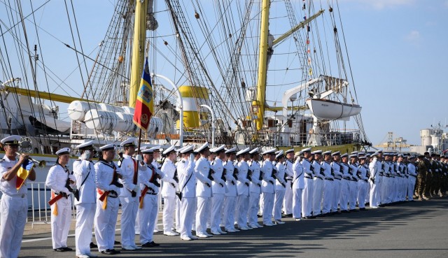 Marinari in defilare de Ziua Marinei