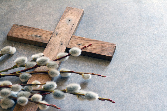 Ramuri cu muguri asezate peste o cruce din lemn : traditii de Florii 2022