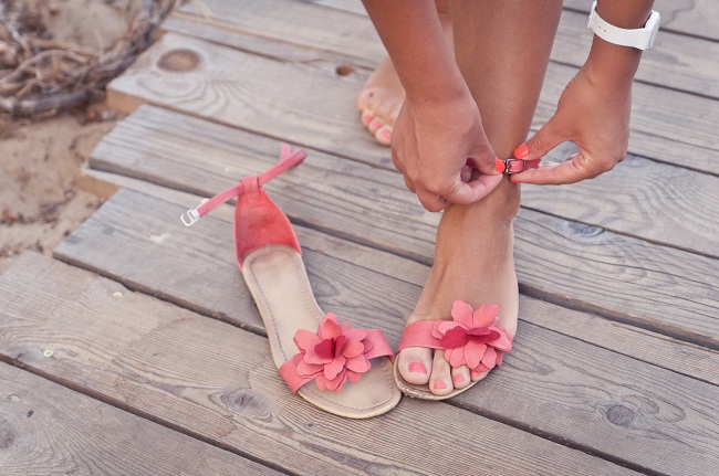 sandale roz accesorizate