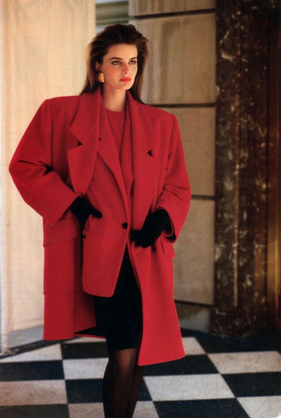 moda anilor 1980 femeie in sacou supradimensionat