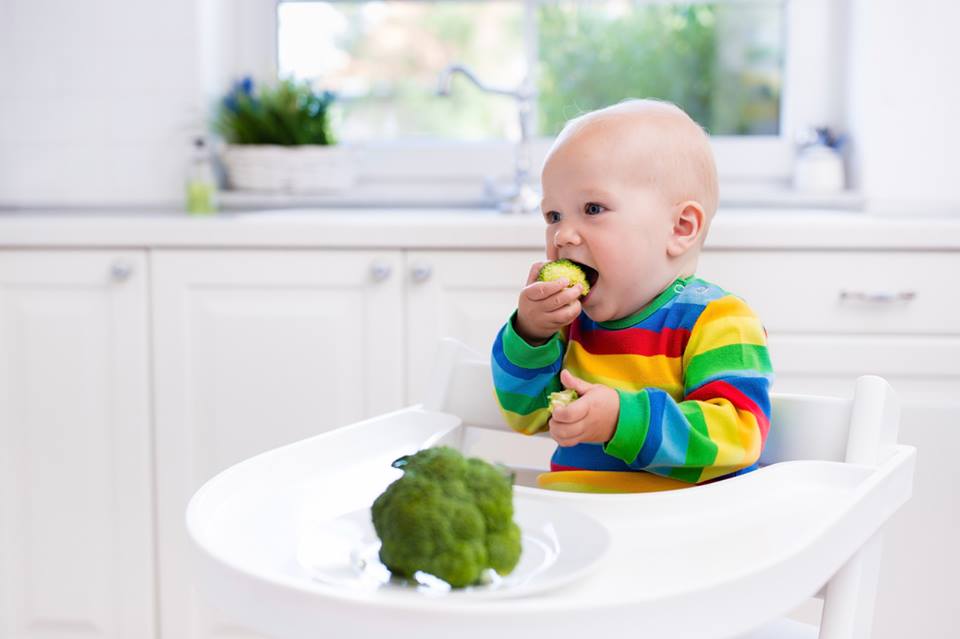 retete delicioase pentru copii de 2 ani - copil care mananca broccoli