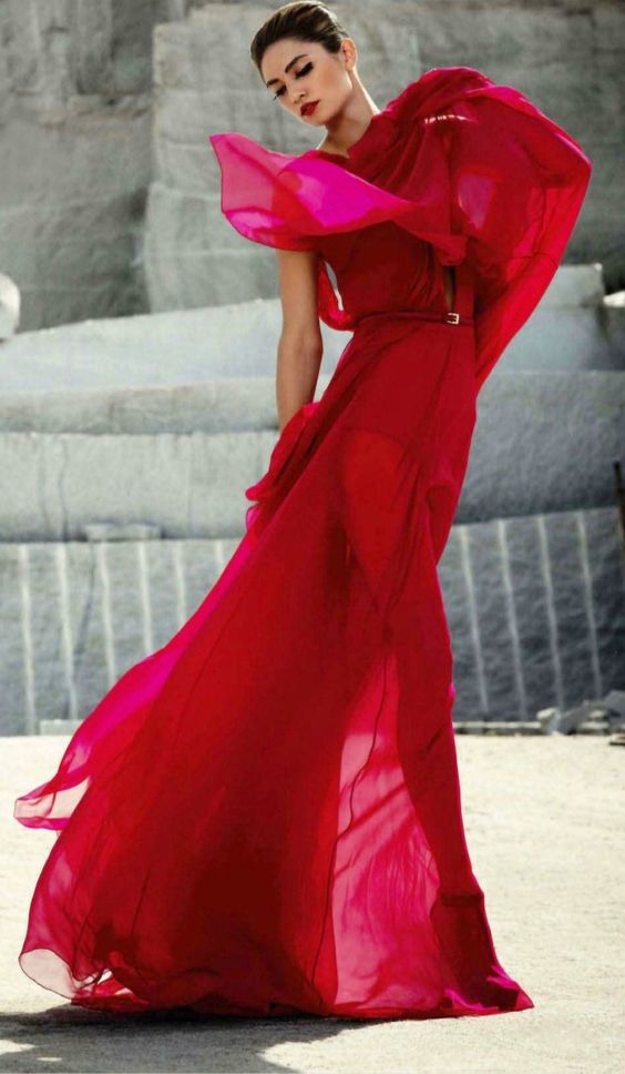 femeie in rochie rosie