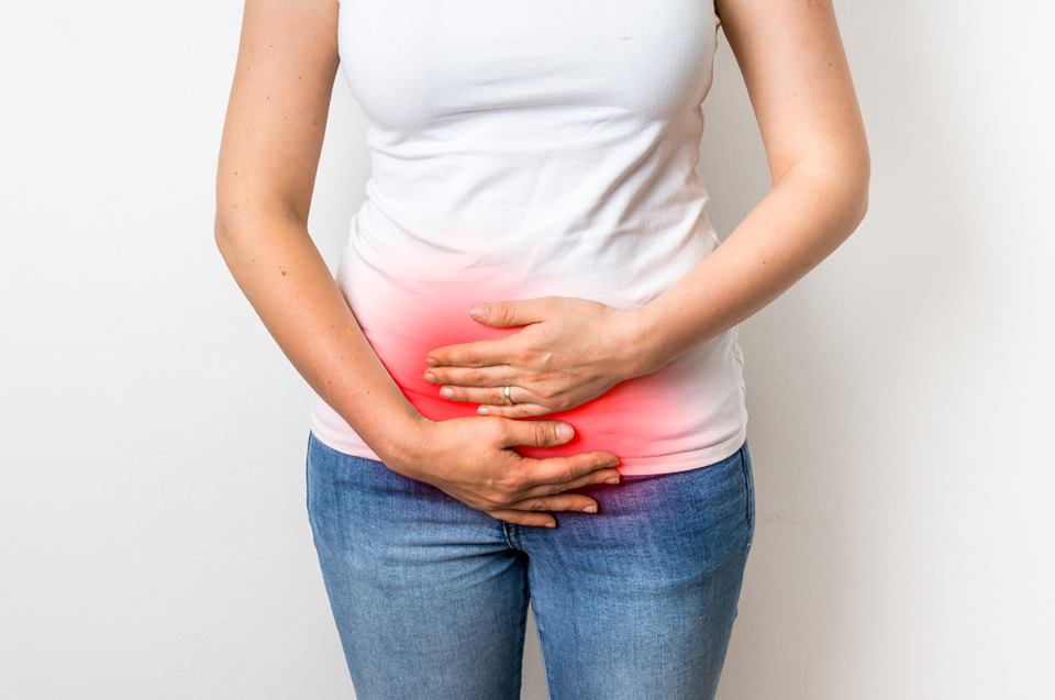 femeie cu durere abdominala