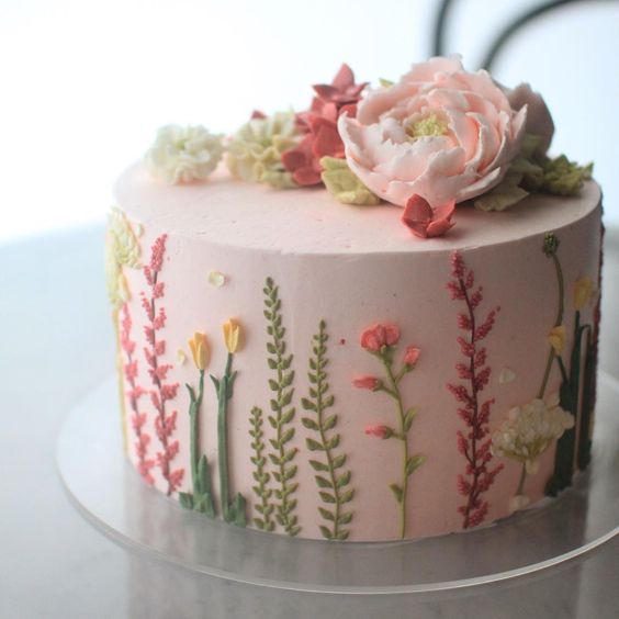 tort roz cu decor floral