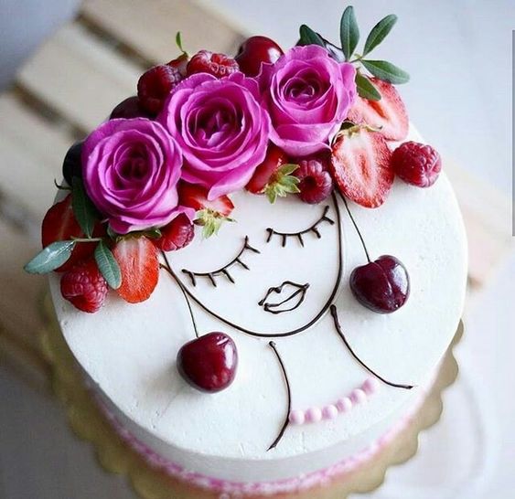 tort alb decorat cu flori si fructe
