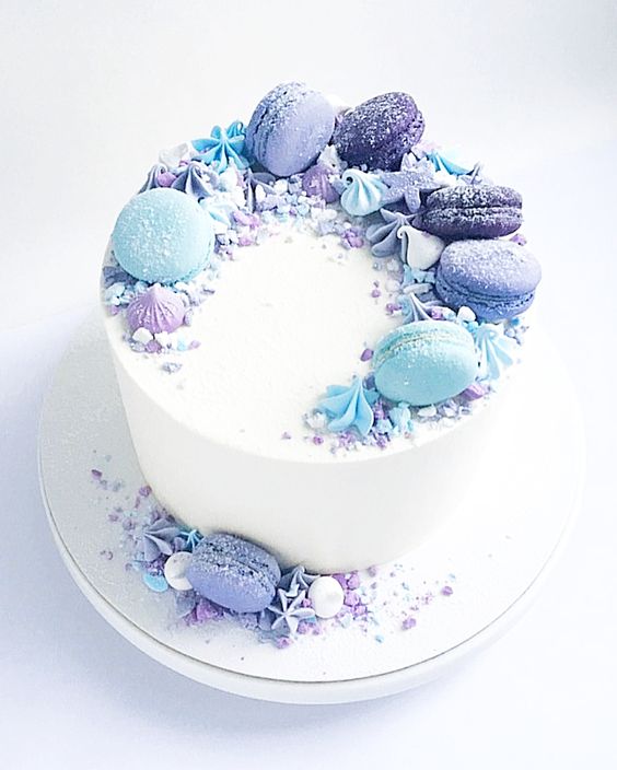 tort alb cu macarons bleu si albastru