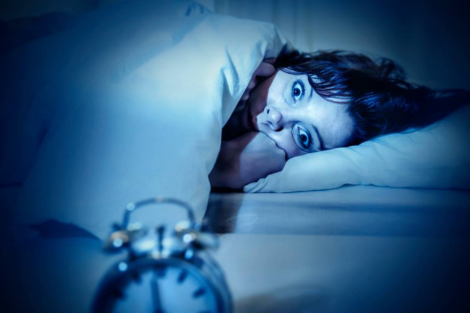 femeie care sufera de insomnie