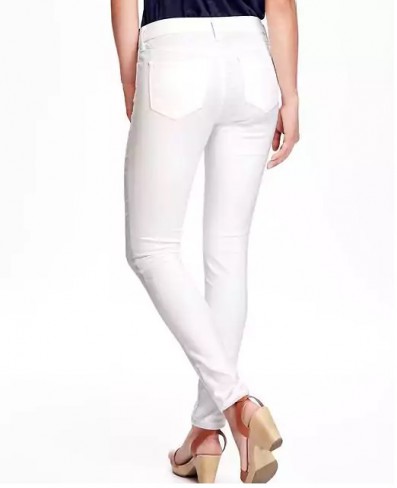 jeansi albi imaculati toata ziua