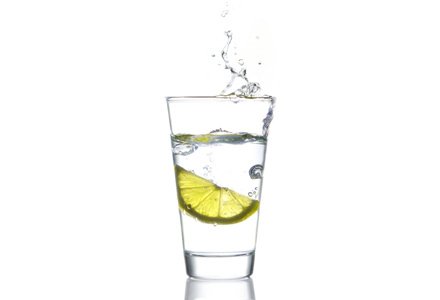 pahar cu apa cu lamaie