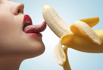 femeie lingand o banana