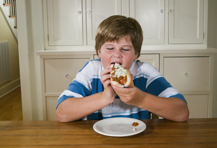 copil mancand junk food