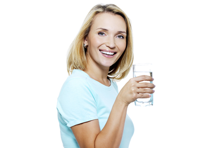 femeie cu un pahar de apa in mana