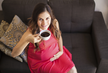 femeie gravida band cafea