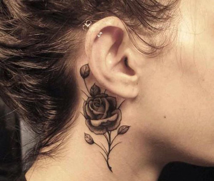 tatuaj_pe_gat_cu_trandafir