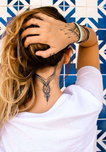 Tatuaje pe gat