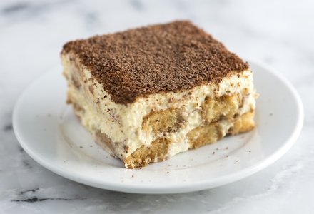 portie de tiramisu cu mascarpone