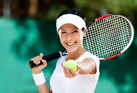 femeie jucand tenis