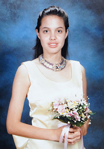 vedete atunci si acum Angelina Jolie