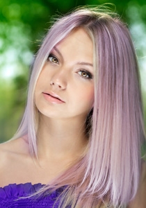 femeie vopsita blond cu reflexe violet