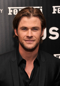 chris_hemsworth_barba_neuniforma