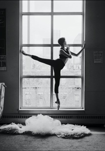 poza cu balerina la geam