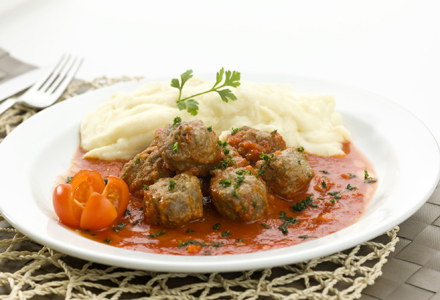 chiftele din carne de vita cu sos de tomate