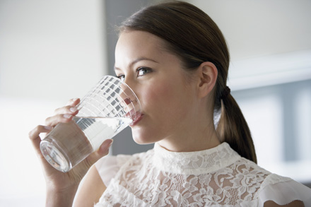 femeie care bea apa