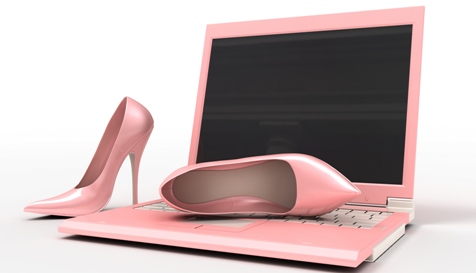 poza pantofi cu toc femeie si laptop